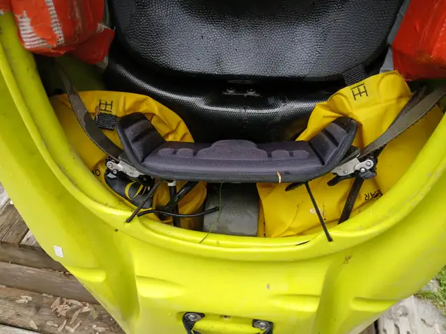 Kayak whitewater small Riot Brand in Water Sports in Ottawa - Image 3
