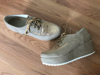 Souliers état neuf 6.5 pieds étroits (porté une fois ou deux)