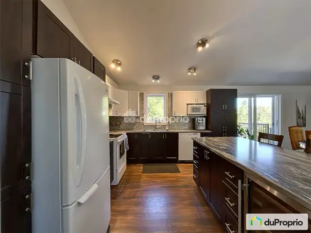 Propriété sur un domaine privé avec accès au Lac Memphrémagog in Houses for Sale in Sherbrooke - Image 5