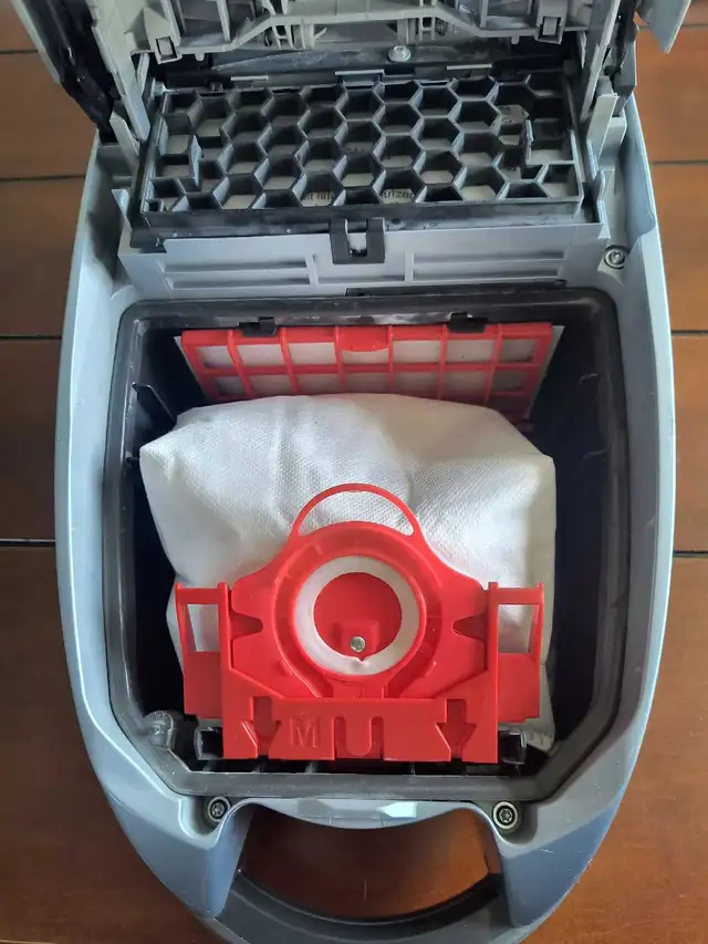Miele Vacuum Deluxe  in Vacuums in Calgary - Image 3