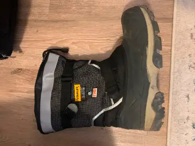 Size 12 men’s Insulated steel toe work boots Lightly used still like new Waterproof