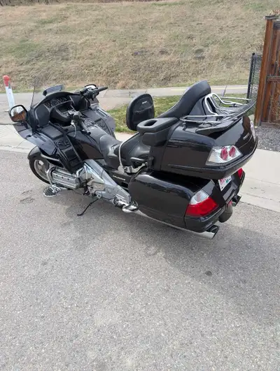 Only 32,487 kilometers Charcoal colour Always stored in garage Features: GL1800 AL Premium Touring E...