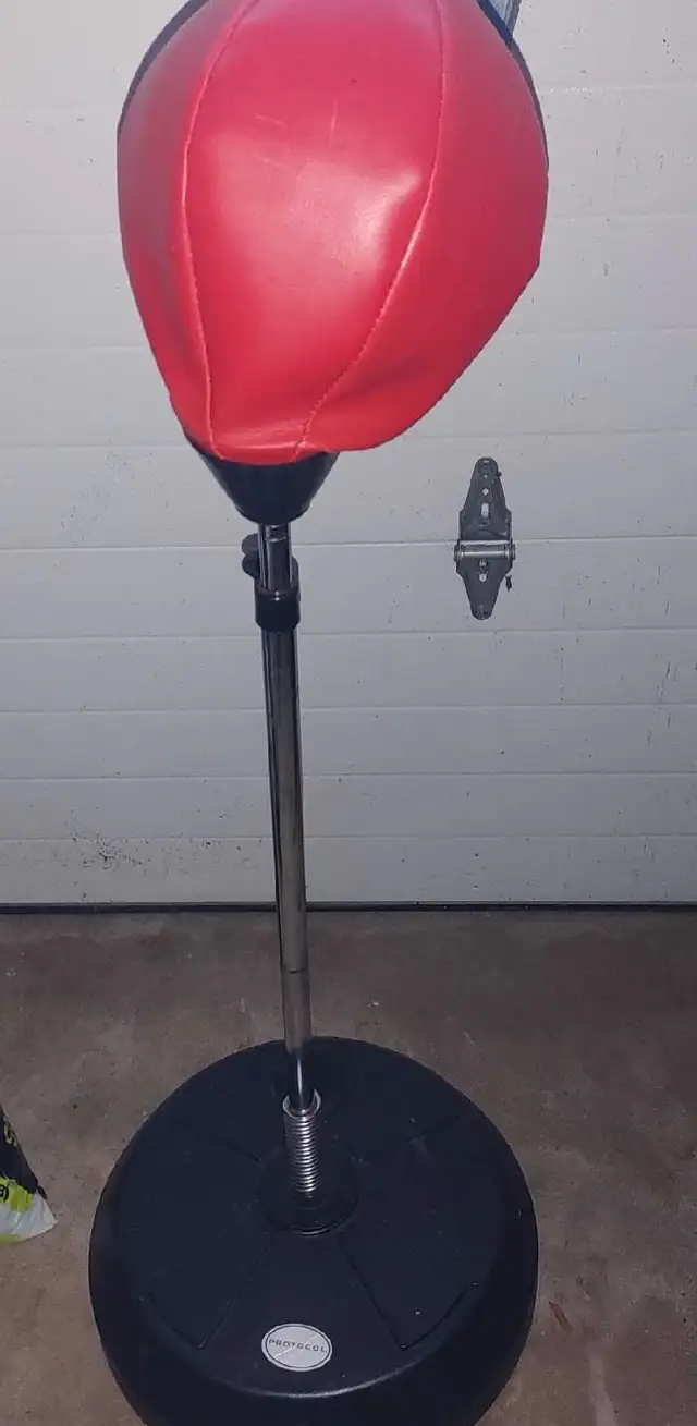 TRAINING PUNCHING BAG!! in Other in Kitchener / Waterloo - Image 2