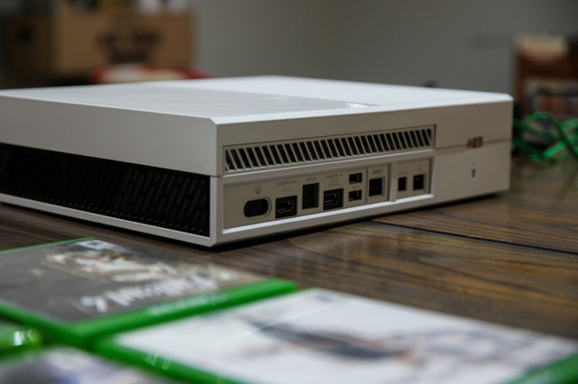 Limited Edition White Original XBOX One 500GB with games in XBOX One in Markham / York Region - Image 4