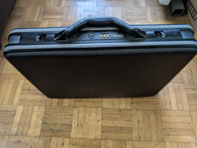 Hard Briefcase  in Bags & Luggage in City of Toronto - Image 2