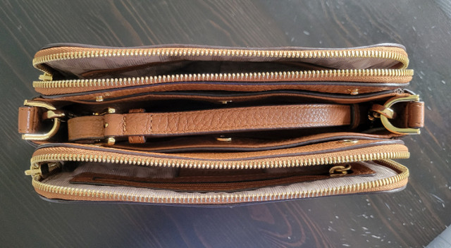 Micheal Kors crossbody bag for sale in Women's - Bags & Wallets in Markham / York Region - Image 3