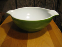 PYREX vert 444 4QT. MADE IN U.S.A.