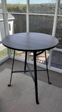 Table bistro en bois avec pattes en métal
