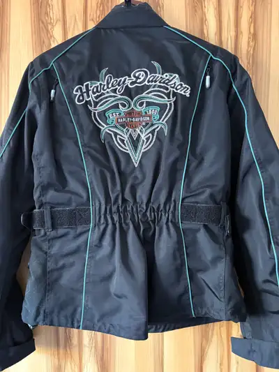 I'm selling a Harley-Davidson jacket, perfect for motorcycle enthusiasts! This stylish black jacket...