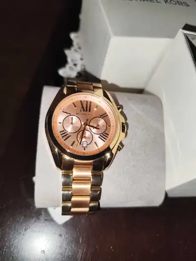 Montre femme Michael Kors neuf Mk 6359 je demande 150$ ou échange