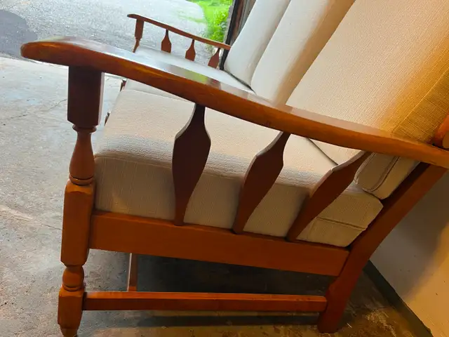 Solid Maple Couch – Brand New Cushions (Excellent Condition) in Couches & Futons in Ottawa - Image 4