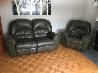 Ensemble de fauteuil et causeuse de marque Palliser couleur olive. Fabriqué au Canada! Les 2 sont in...