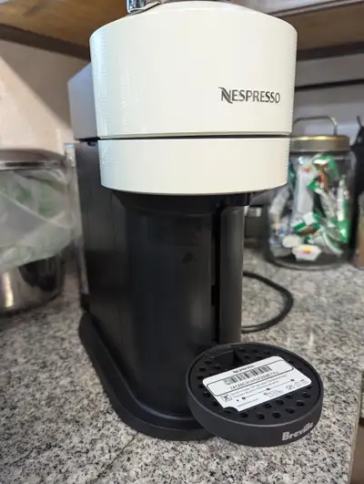 • White and black • Versatile cup sizes: One machine for 5 coffee sizes, Carafe, Mug/Coffee, Gran Lu...