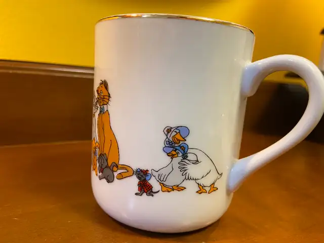 Vintage ARISTOCATS Mug Cup Walt Disney Productions Porcelain in Arts & Collectibles in Oshawa / Durham Region - Image 4