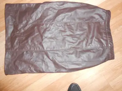 Jupe de cuir de couleur brune. Elle est neuve, inutilisée et jamais été porté grandeur 9 ans maison...