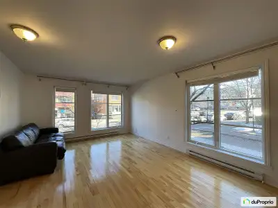 Condo lumineux avec stationnement privé et accès à une cour extérieure, situé à la frontière d'Outre...