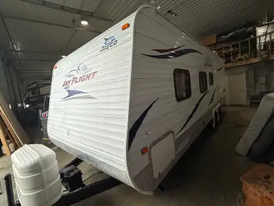 2011 JAYCO JAYFLIGHT 26BH TRAVEL TRAILER. 1/2 ton towable, weighs 4976lbs, new awning, sleeps 9, fro...