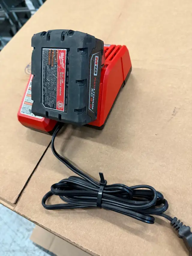 Milwaukee 18V M18 Charger with battery in Power Tools in Oakville / Halton Region - Image 4
