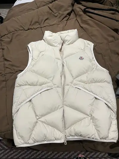 Moncler vendavel vest size small, View more