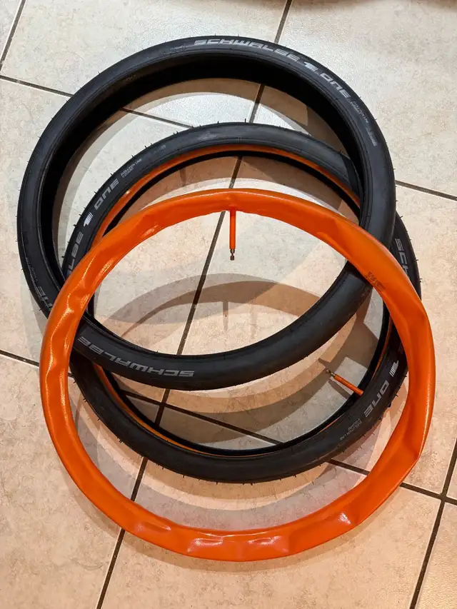 2 gardes boues en titanium 2 pneus 2 tubes le tout est neuf! in Frames & Parts in Laval / North Shore - Image 3