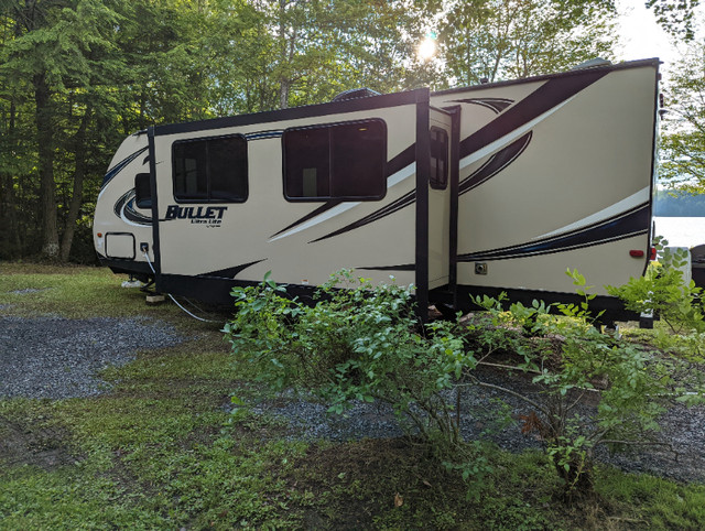 2018 Ultra Lite 26' Keystone Bullet (2 Slide-outs) in Travel Trailers & Campers in Calgary - Image 2