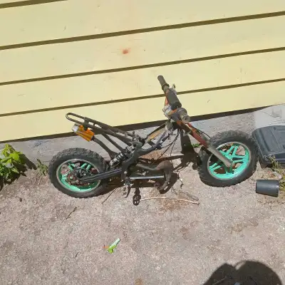 Broken mini dirtbike just need someone to pick it up for scrap metal