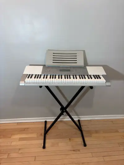 Je vends un clavier Casio LK-280 en état utilisé, parfait pour les débutants ou ceux qui cherchent u...