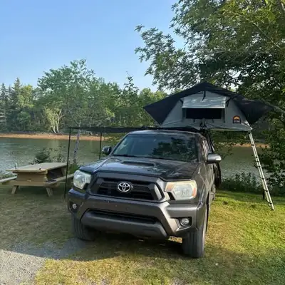 LA VOITURE N’EST PAS À VENDRE Modèle de la tente : SKY RIDGE PIKE ROOF TOP TENT Tente de toit 2 plac...