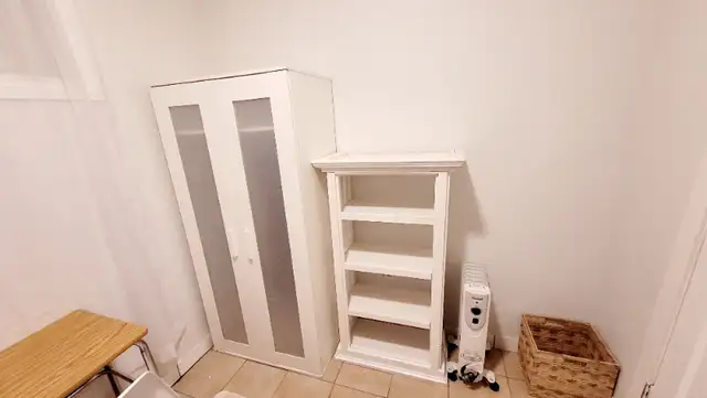 Bright high ceiling basement Room63013096547585122