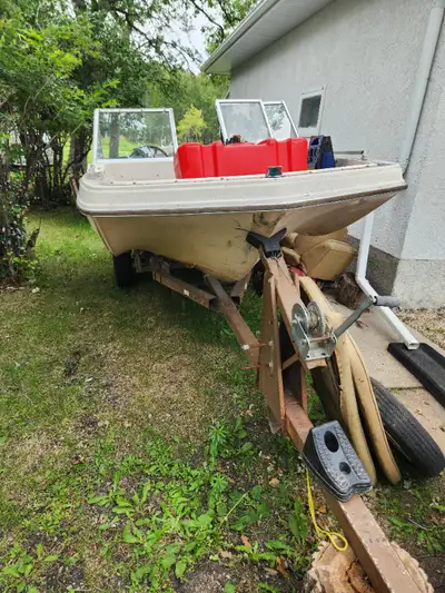 1980s TriBow 17FT W/ 90HP Johnson Outboard and Trailer. Just upgraded sat for 1 year . It ran but ve...