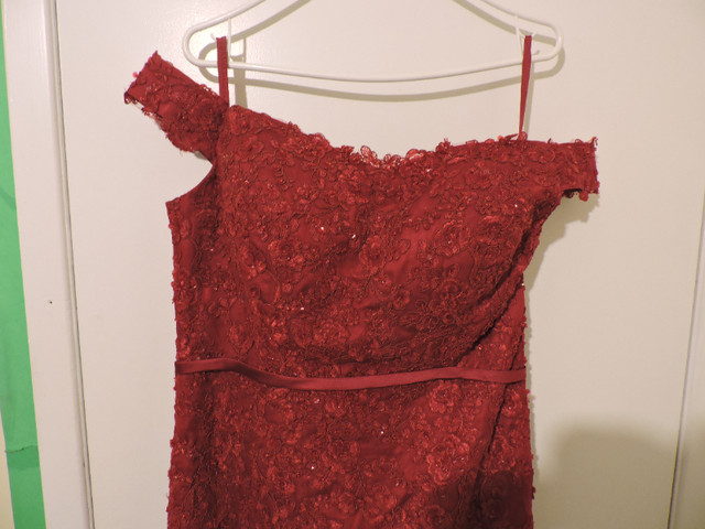 Formal prom dress, red in Women's - Dresses & Skirts in Oshawa / Durham Region - Image 2