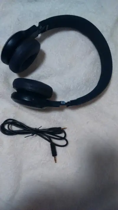 Casque JBL live 400 BT / 50 wireless / sans fil supra-auraculaire Bluetooth prix : $30.00 dollars