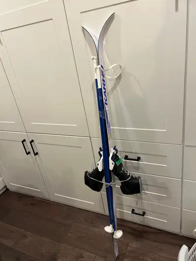 Class cross country skis Waxless 160cm Poles 110cm Boots size 4 Karhu Nice set