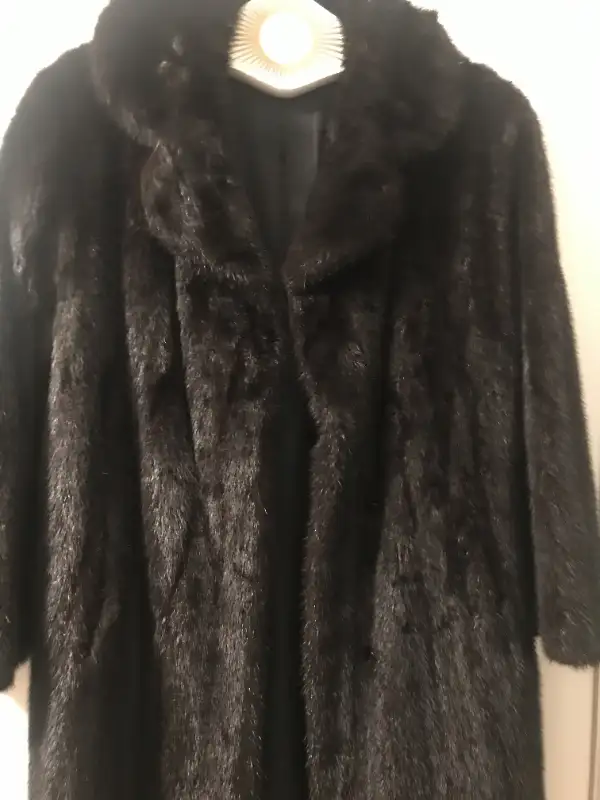 Long Black Mink Coat in Other in City of Montréal - Image 2