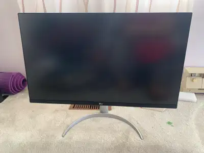 32” 4K LG monitor, View more