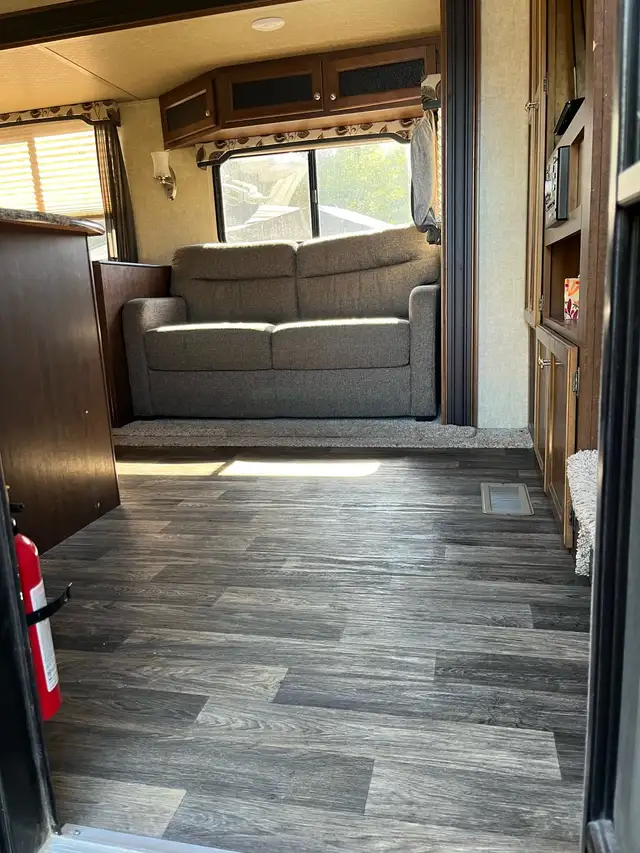 2017 Keystone 5th Wheel in Travel Trailers & Campers in Lloydminster - Image 5