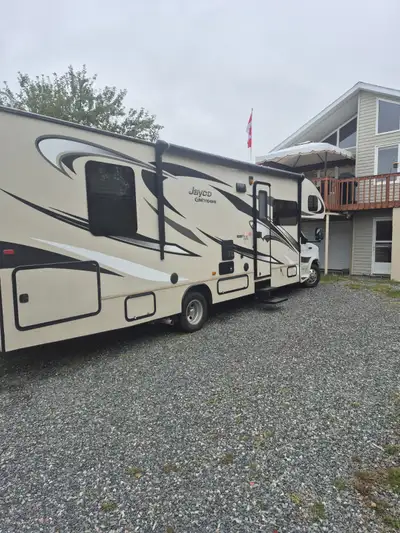 2015 jayco 33000 kms. New tires and brakes. Generator , leveling system , in excellent condition. Wi...
