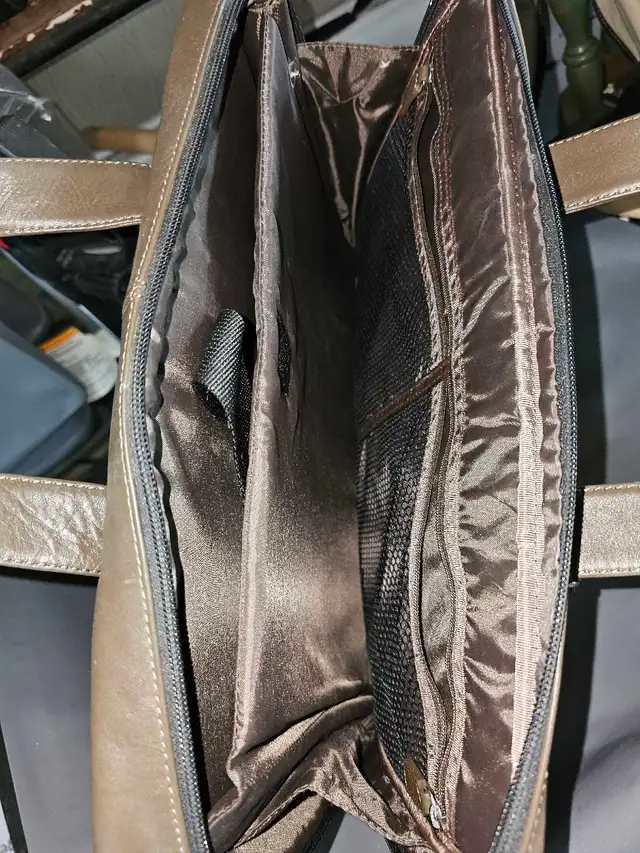 Ecco leather laptop briefcase in Laptop Accessories in Oakville / Halton Region - Image 5