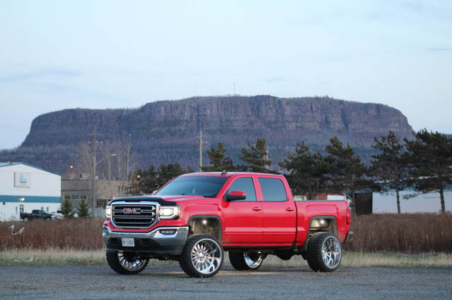 2017 gmc sierra 1500 SLE in Cars & Trucks in Thunder Bay - Image 2