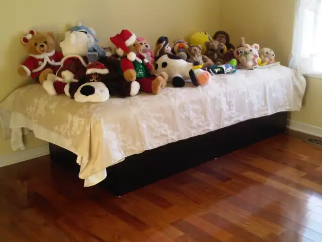 Lit simple avec base (matelas inclus) in Beds & Mattresses in City of Montréal - Image 3