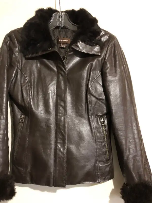 Danier, brown winter leather jacket in Women's - Tops & Outerwear in Cambridge - Image 2