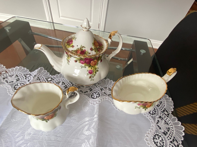 1962 Royal Albert Old Country Rose  Tea set in Arts & Collectibles in Markham / York Region - Image 2