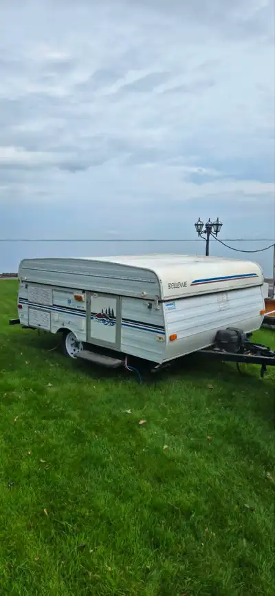 -- Année 2000 -- Réfrigérateur fonctionne très bien - chauffage propane ou électrique - Poêle portat...