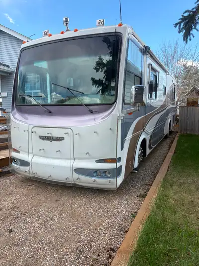 96480 kms, 8.3 Cummins, 360 HP, 960 lbs/ft torque, brand new tires, windshield and coach batteries,...