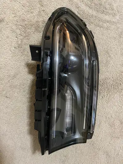 I'm selling a new Dodge Charger headlight, as shown in the pictures. This headlight is in good worki...
