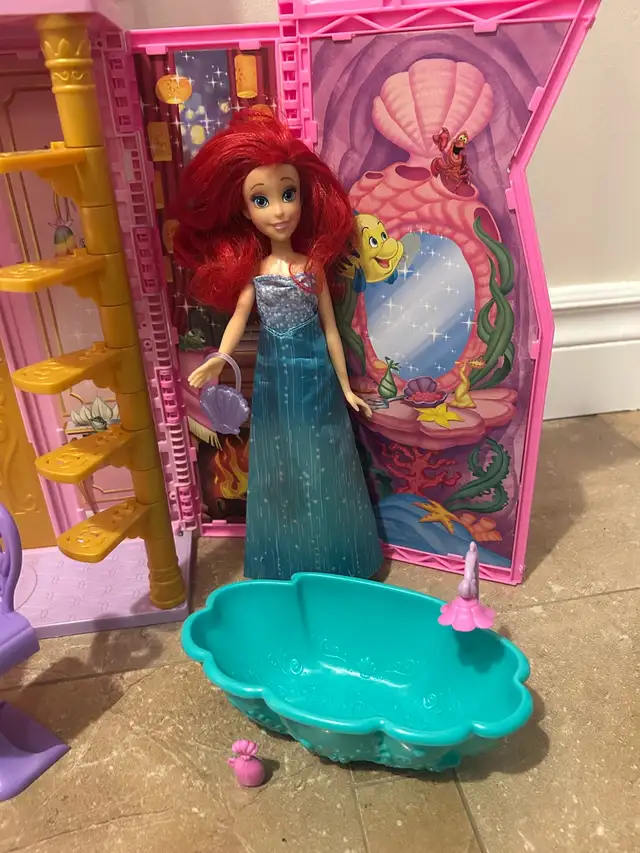 château princesse Ariel  pliable / fold n’ Go castle princess in Toys in City of Montréal - Image 4