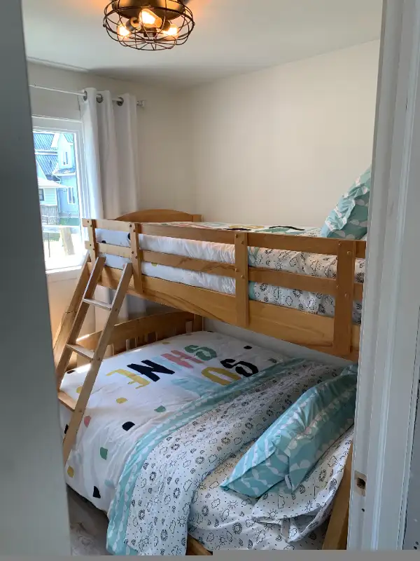 Reno’d 3 bdrm House steps to beach in Ontario in Canada - Image 5