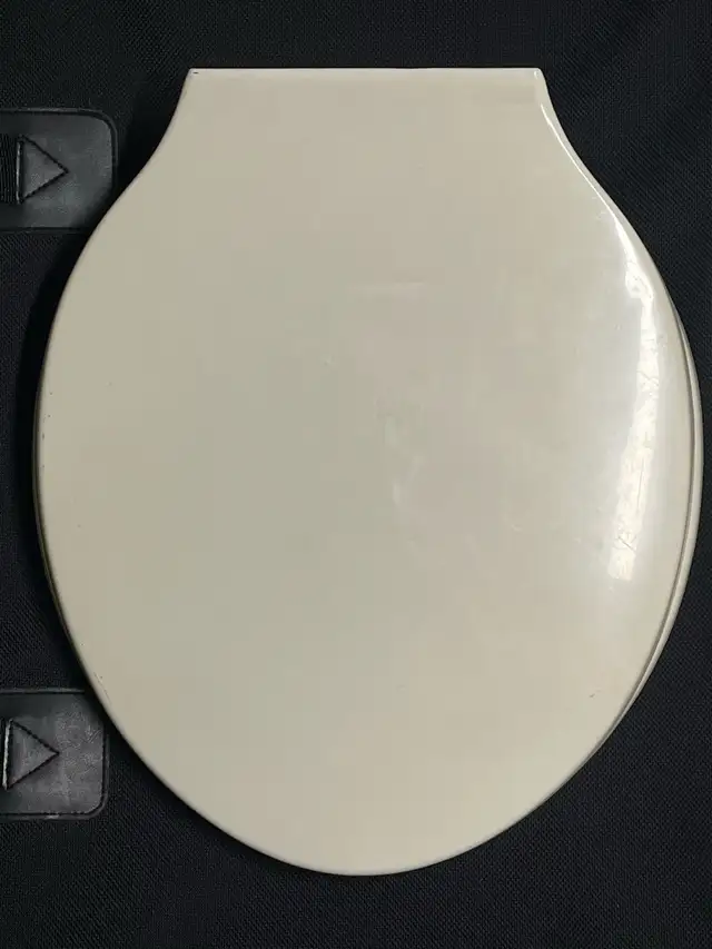 Beneke 880 toilet seat in Bathwares in Winnipeg - Image 2
