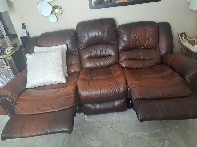 Brown Leather Reclining Sofa in Couches & Futons in Kingston - Image 4