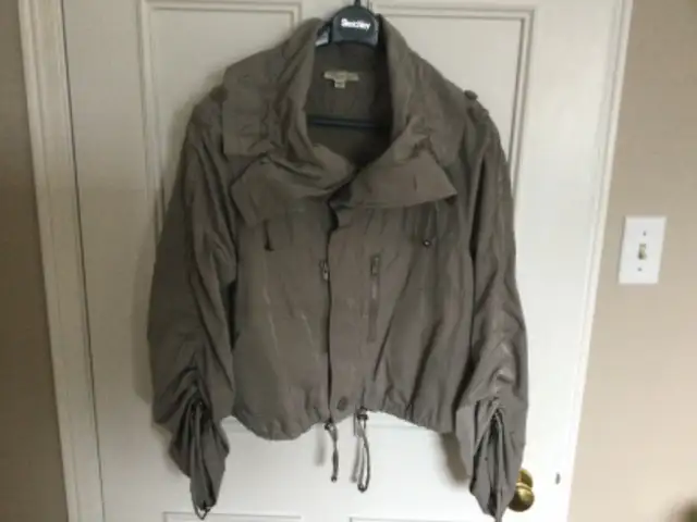 Women’s Jacket - Size Medium in Women's - Tops & Outerwear in Markham / York Region - Image 2